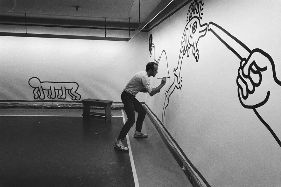 Keith Haring au travail au Stedelijk Museum d'Amsterdam en 1986